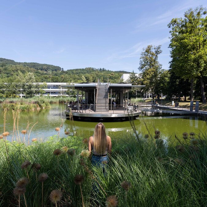 Green park landscape with a pond and a modern pavilion in Linz | © Linz Tourismus