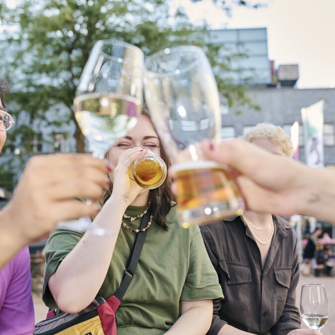 Relaxed gathering at OK Square in Linz | © Linz Tourismus
