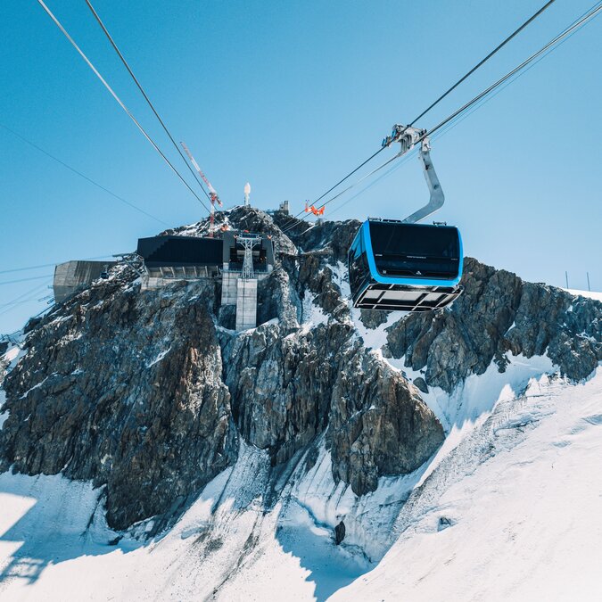 Gondelbahn an verschneitem Berg mit Station | © ZERMATT BERGBAHNEN AG 