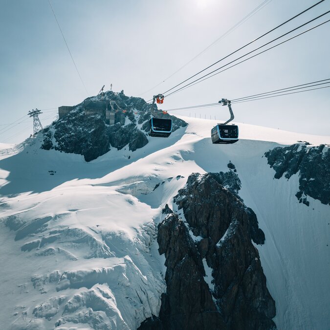 Mehrere Gondeln über schneebedecktem Berggrat | © ZERMATT BERGBAHNEN AG 