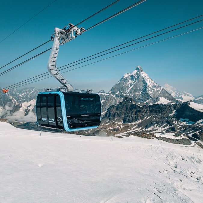 Gondel vor Matterhorn über verschneiter Landschaft | © ZERMATT BERGBAHNEN AG 