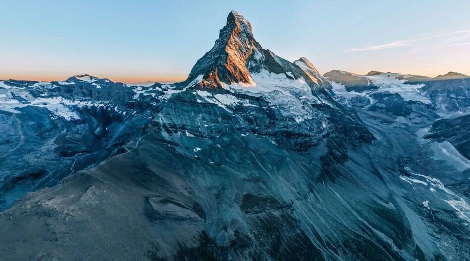 Matterhorn im Abendlicht mit schneebedeckten Bergen | © ZERMATT BERGBAHNEN AG 