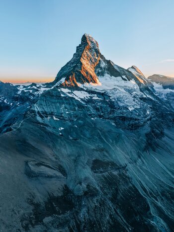 Matterhorn im Abendlicht mit schneebedeckten Bergen | © ZERMATT BERGBAHNEN AG 