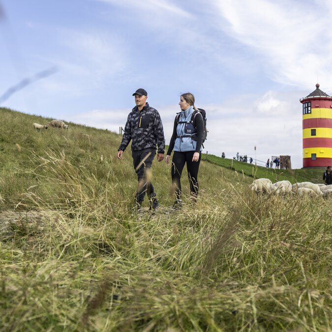 Wandern am Deich am Pilsumer Leuchtturm, Nordsee | © Tourismus-Agentur Nordsee GmbH