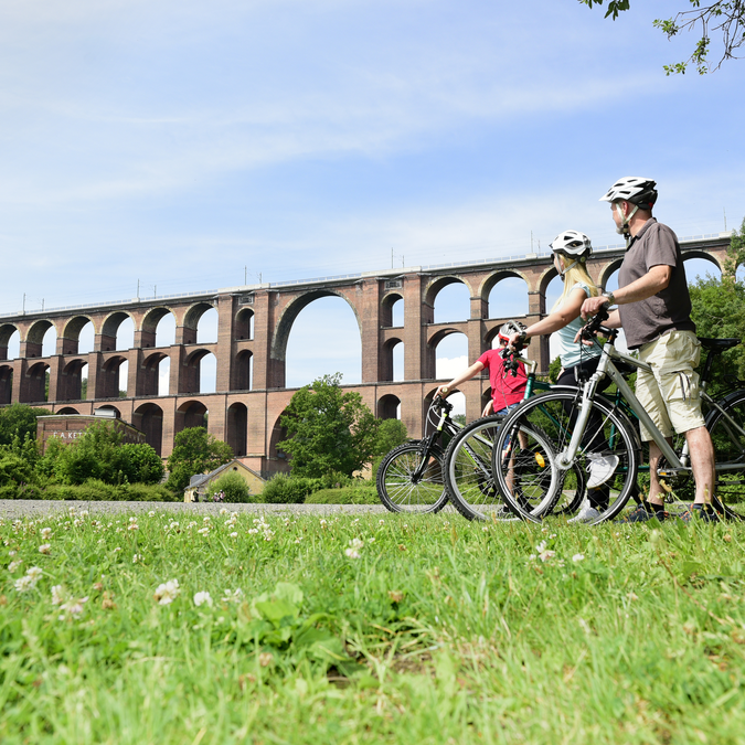 Cyclistes devant le viaduc de la Göltzsch | © Marcus Dasslerbe_Archiv TVV