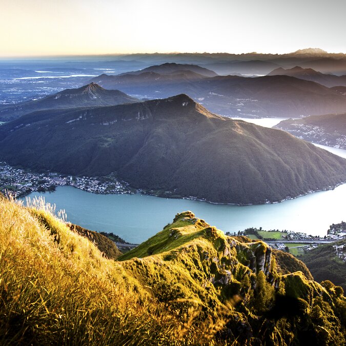Vue au coucher du soleil depuis le Monte San Giorgio | ©  Mendrisiotto Turismo_Jacques Perler