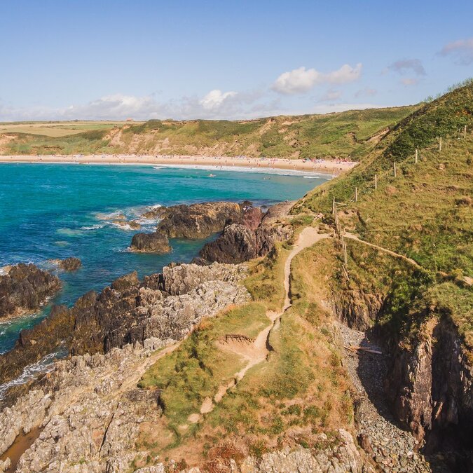 Sentier de randonnée le long de la côte galloise, au bord de la mer et des falaises | © Crown Copyright (2026) Welsh Government