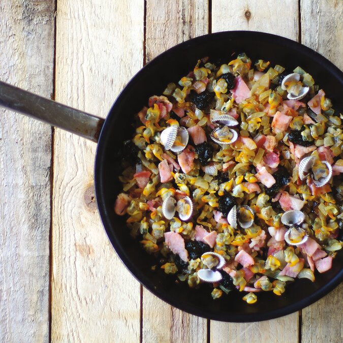 Cockles & Laverbread sind Herzmuscheln und Meeresalgen und bilden ein walisisches Traditionsgericht. | © Crown Copyright (2026) Welsh Government