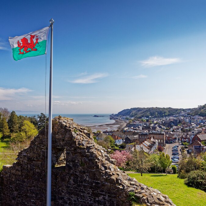 Ausblick der Oystermouth Castle hoch über Swansea in Wales | © Crown Copyright (2026) Welsh Government