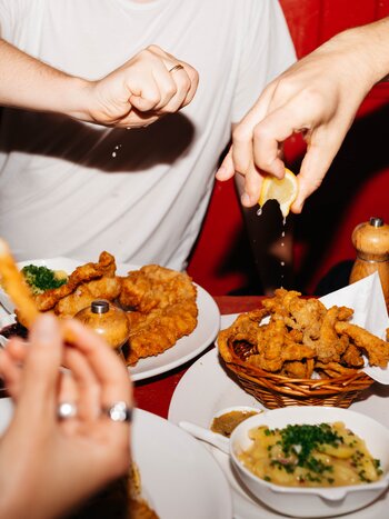 Crispy Viennese specialties served in a traditional restaurant | © WienTourismus/Gabriel Hyden