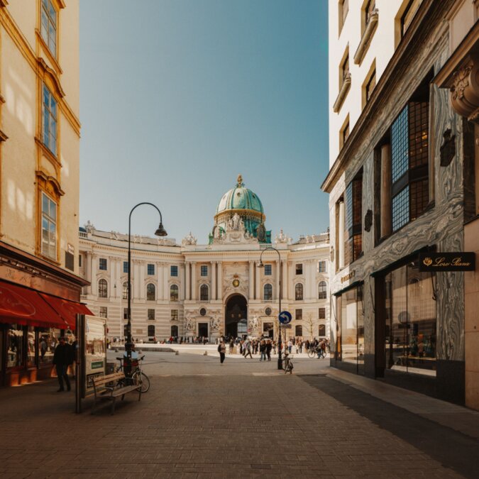 Blick auf die Hofburg in Wien durch eine Altstadtgasse | © Wien Tourismus