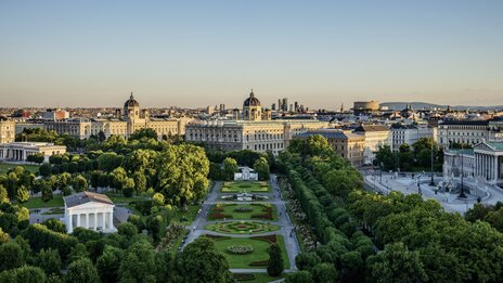 Panoramic view of Vienna city centre with the Volksgarten and the historic museum buildings in the evening light. | © Wien Tourismus | Christian Stemper