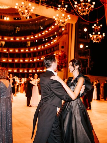 Viele Päärchen tanzen in einem festlich geschmückten Saal und in festlicher Kleidung walzer.  | © Wien  Tourismus | Paul Bauer