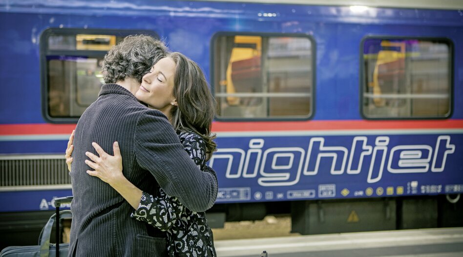 Des gens devant un train de nuit | © OEBB - Harald Eisenberger