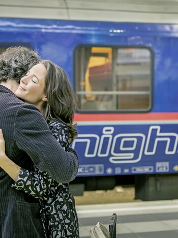 Des gens devant un train de nuit | © OEBB - Harald Eisenberger