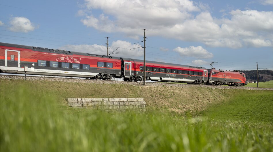Railjet neue Generation in der Landschaft | © ÖBB / Harald Eisenberger