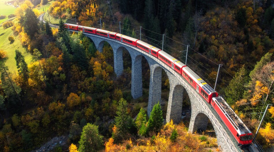 Train Journey Through the Swiss Alps | © shutterstock_2536855565