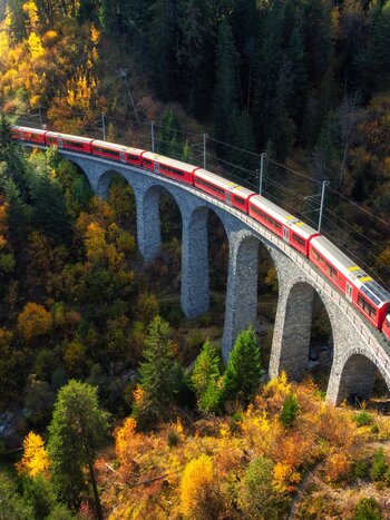  Train Journey Through the Swiss Alps | © shutterstock_2536855565