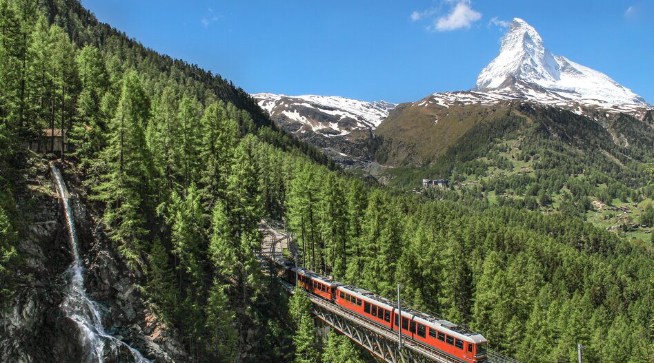 Train in front of the Matterhorn | © shutterstock / 1419885671