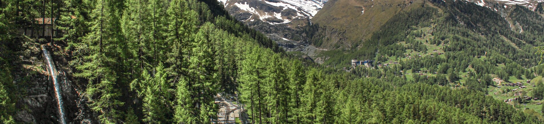 Zug vor dem Matterhorn | © shutterstock / 1419885671