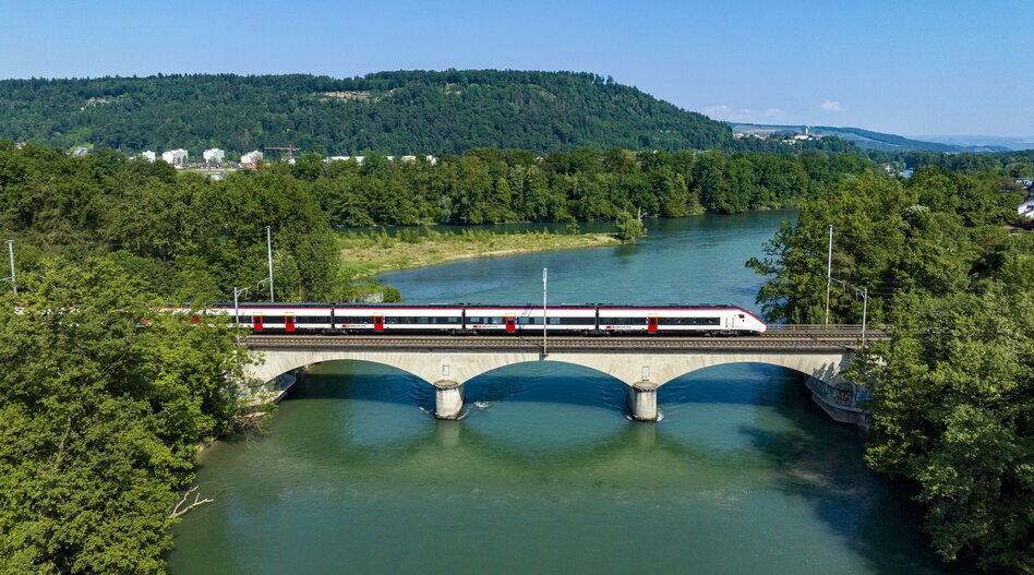 Zug in Landschaft | © SBB CFF FFS
