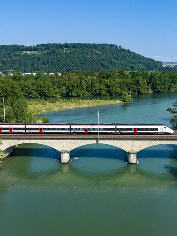 Zug in Landschaft | © SBB CFF FFS