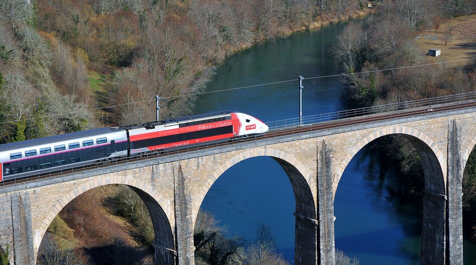 TGV Lyria en route | © TGV Lyria Un train passe sur un viaduc | © TGV Lyria