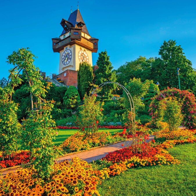 Uhrturm im Blumengarten | © Shutterstock 478097368