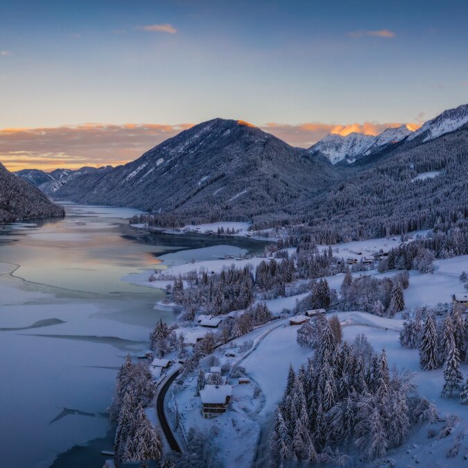 Die schöne Umgebung des Naturparks Weißensee. Frozen Lake Weißensee, Kärnten, Alpen, Österreich. Luftdrohnenschuss im Januar 2022. | © Shutterstock 2225483117