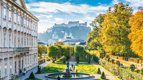 Schöne Aussicht auf die berühmten Mirabellgärten mit der alten historischen Festung Hohensalzburg | &copy; Shutterstock 309226133