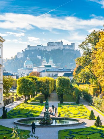 Schöne Aussicht auf die berühmten Mirabellgärten mit der alten historischen Festung Hohensalzburg | © Shutterstock 309226133