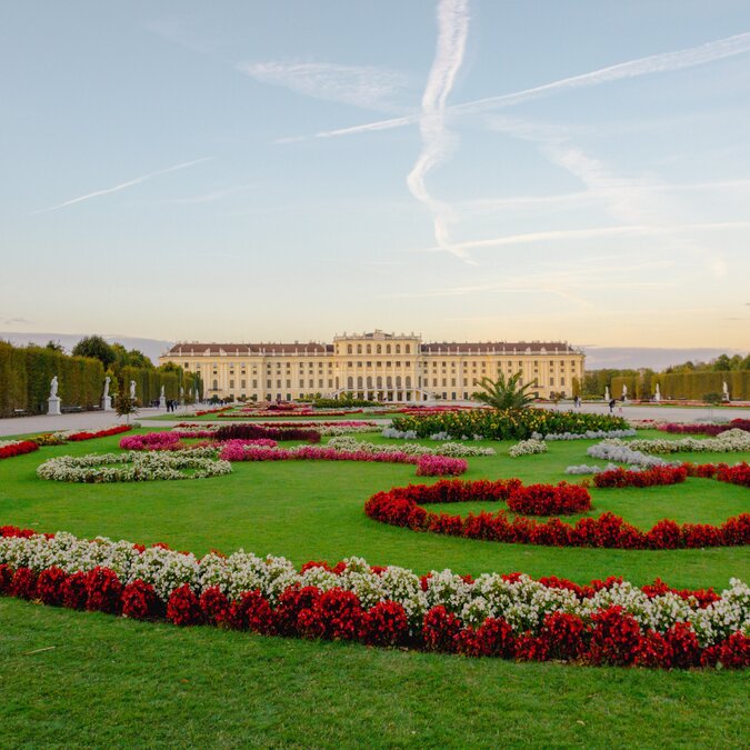 Schloss und Garten Schönbrunn | © shutterstock_2681361591
