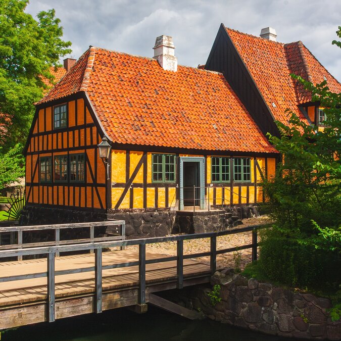 Buntes Haus in Aarhus, Dänemark | © shutterstock_2558432377 Buntes Haus in Aarhus, Dänemark | © shutterstock_2558432377