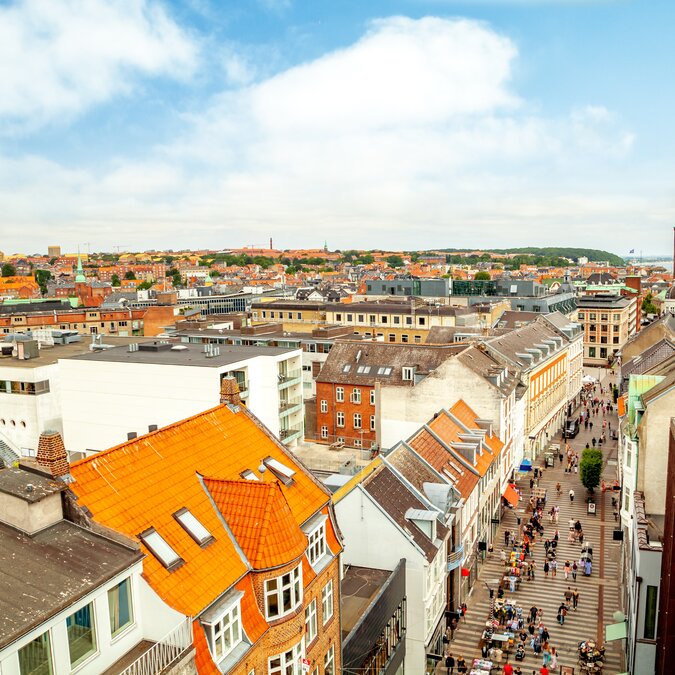 Altstadt in Aarhus, Dänemark | © shutterstock_2032314644 Blick über Aarhus mit Kathedrale | © shutterstock_2032314644