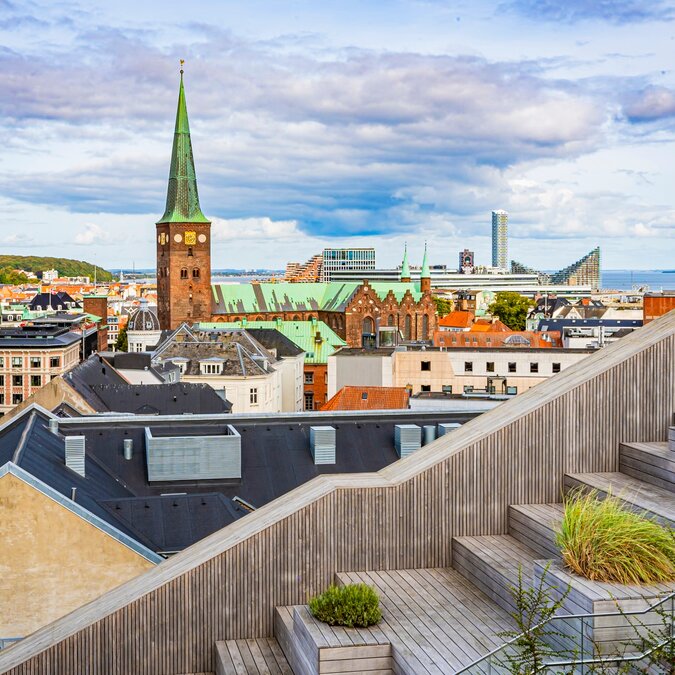 Vue depuis la terrasse sur les toits et les bâtiments d'Aarhus | © shutterstock_2570370911