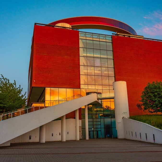 Coucher de soleil au musée d'art ARoS Aarhus au Danemark | © shutterstock_2419571509