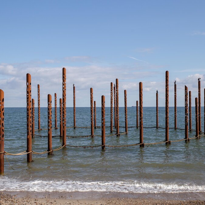 Østerstrand in Fredericia with the Mermaid Flutes, a special bathing facility right by the sea | © Shutterstock / 2044991567