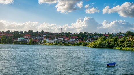 Kolding vom Wasser aus | &copy; shutterstock_2523433281