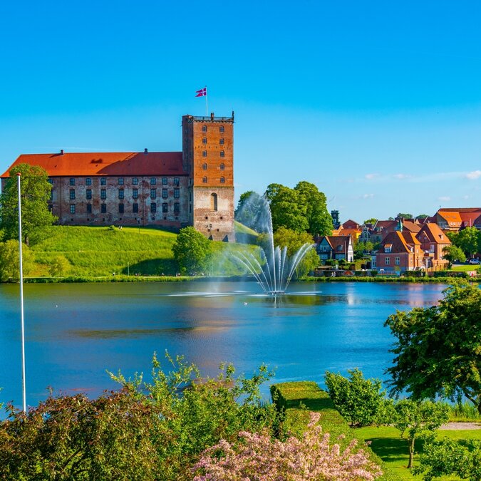Le château historique de Koldinghus, situé au bord du lac idyllique du château à Kolding, est aujourd'hui un musée proposant des expositions temporaires et un lieu de rencontre culturel. | © Shutterstock / 2418519929