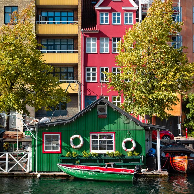 Einer der bunten Kanäle von Christiania in Kopenhagen. | © Shutterstock 1307752867