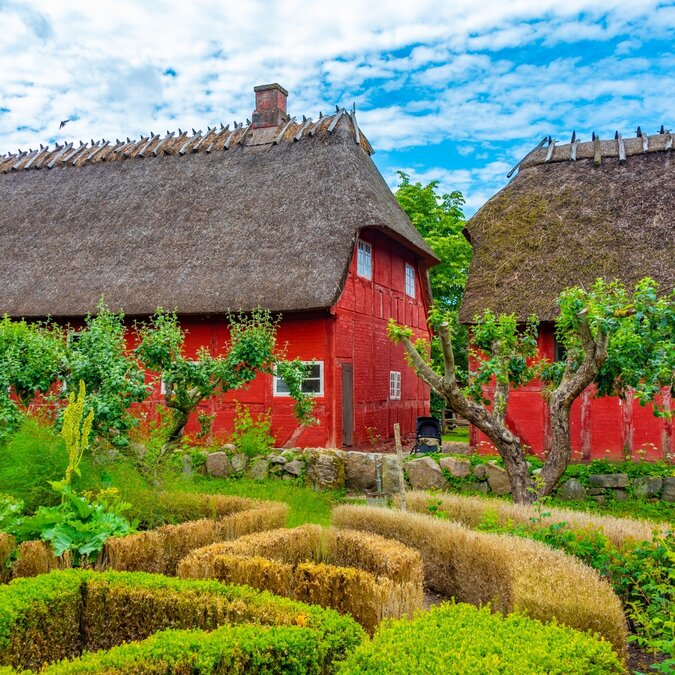 Fynske Landsby open-air museum on Funen with red half-timbered houses, gardens and Danish cultural history | © Shutterstock / 2418984029