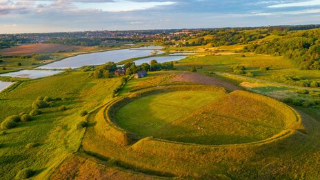Nonnebakken in Odense, Teil der Wikinger-Ringburgen, UNESCO-Welterbe | &copy; Shutterstock / 2411959355