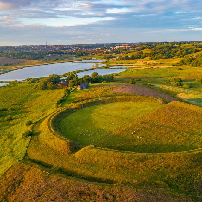 Symbolic image of a Viking ring fort in Denmark, such as Nonnebakken in Odense, a UNESCO World Heritage Site | © Shutterstock / 2411959355