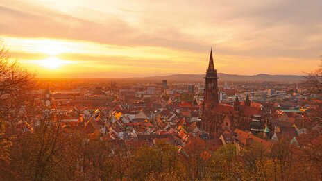 Sonnenuntergang über der Stadt Freiburg im Breisgau | &copy; Shutterstock 621812066