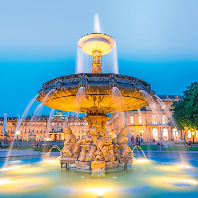 Fountain in the new palace in Stuttgart at dusk | © Shutterstock 439499815