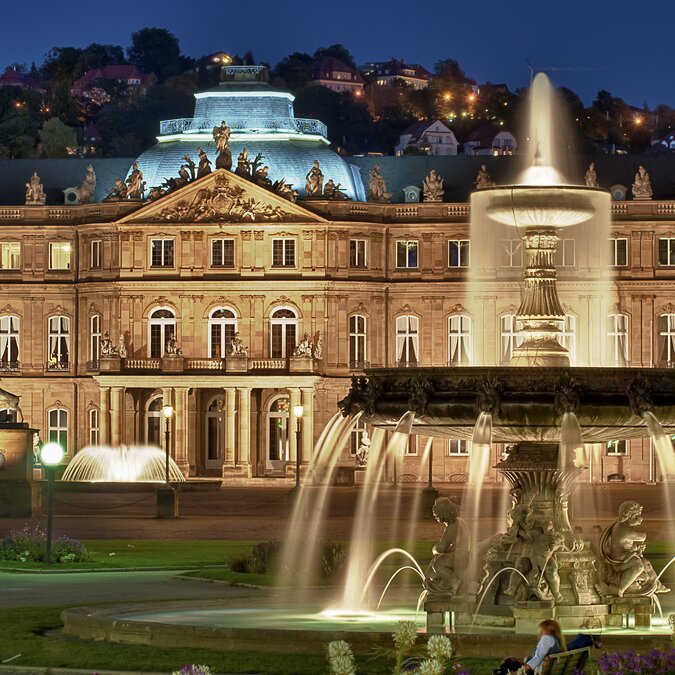 Fontaine du Nouveau Palais de Stuttgart la nuit | © Shutterstock 94508422