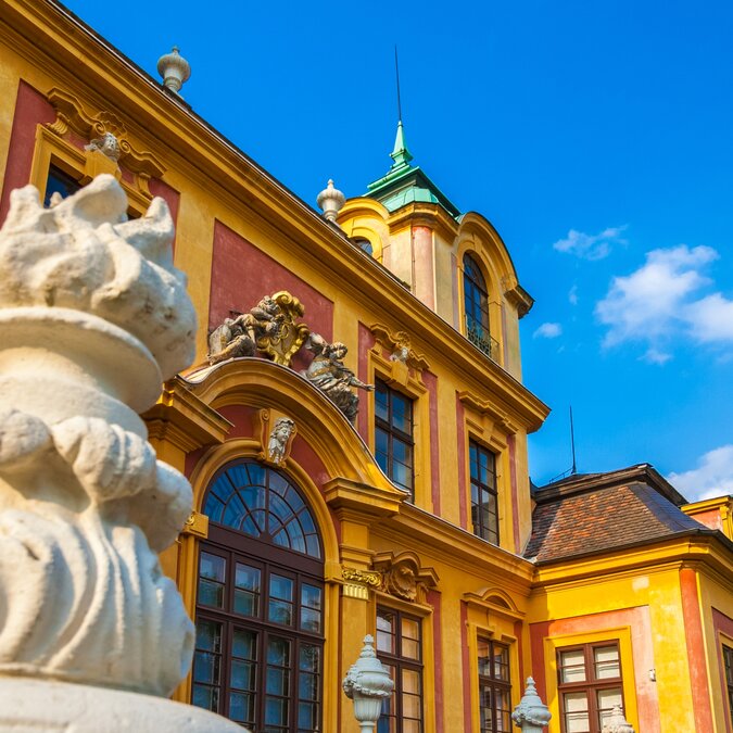 Beau gros plan du célèbre palais baroque des Favoris à Ludwigsburg, par une journée ensoleillée avec un ciel bleu. | © Shutterstock 2091762712