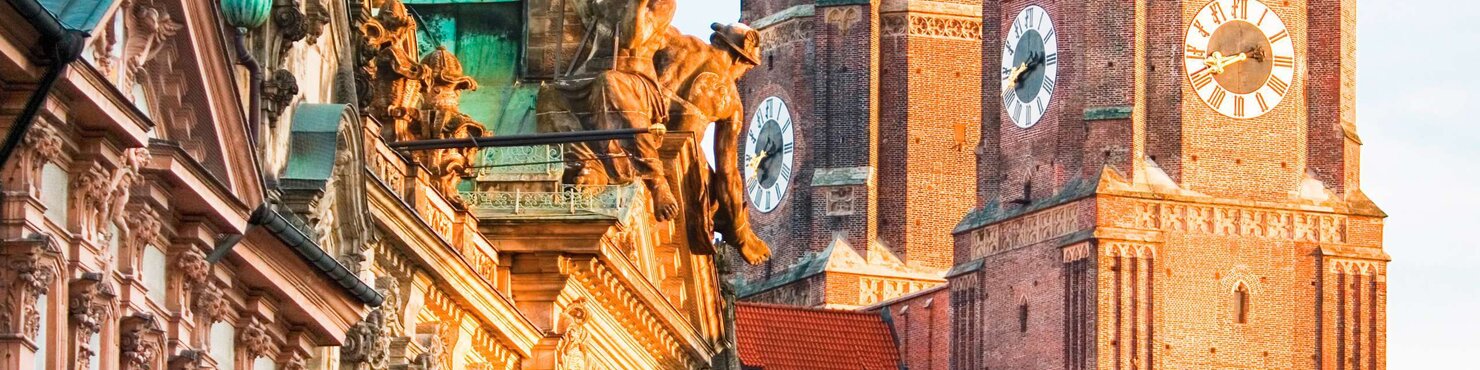 Strassenzug_Frauenkirche | © fottoo - Fotolia.com