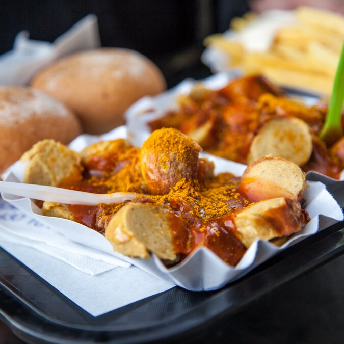 Saucisse allemande Currywurst avec sauce au curry, frites et mayonnaise sur le marché alimentaire | © Shutterstock 1133496686