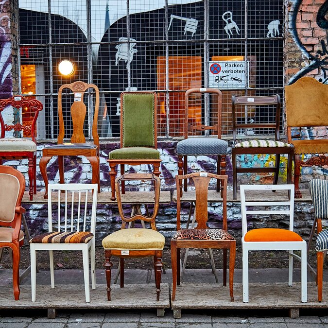 Vintage-Stühle mit industriellem Hintergrund, Berlin | © Shutterstock 506560762